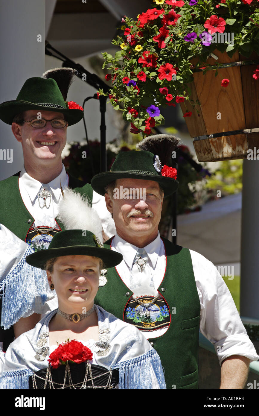 Men and a woman dressed in traditional Bavarian outfit, Leavenworth ...