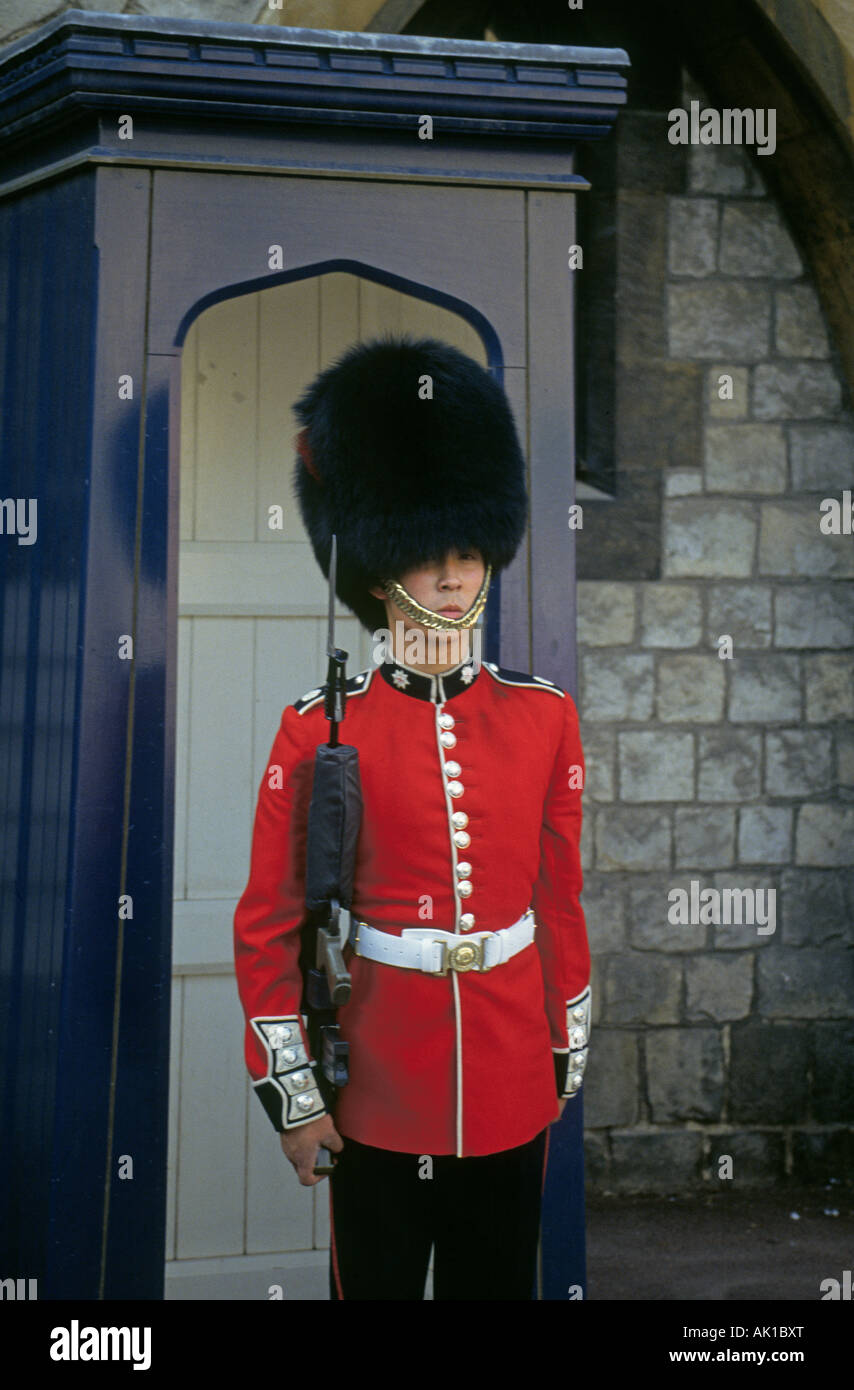 british guards with fuzzy hats