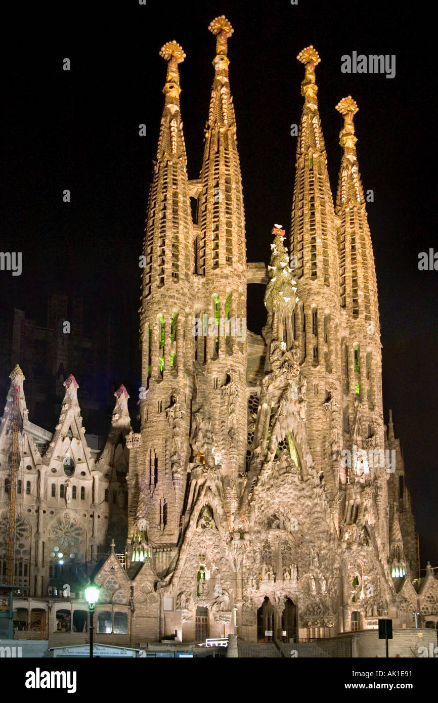 Basílica i Temple Expiatori de la Sagrada Família at night, Eixample ...