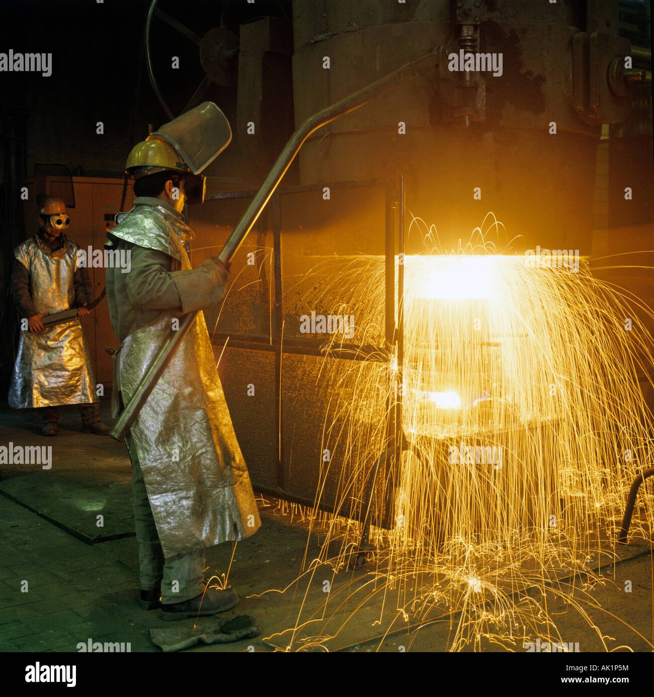Foundry pouring liquid metal hires stock photography and images Alamy