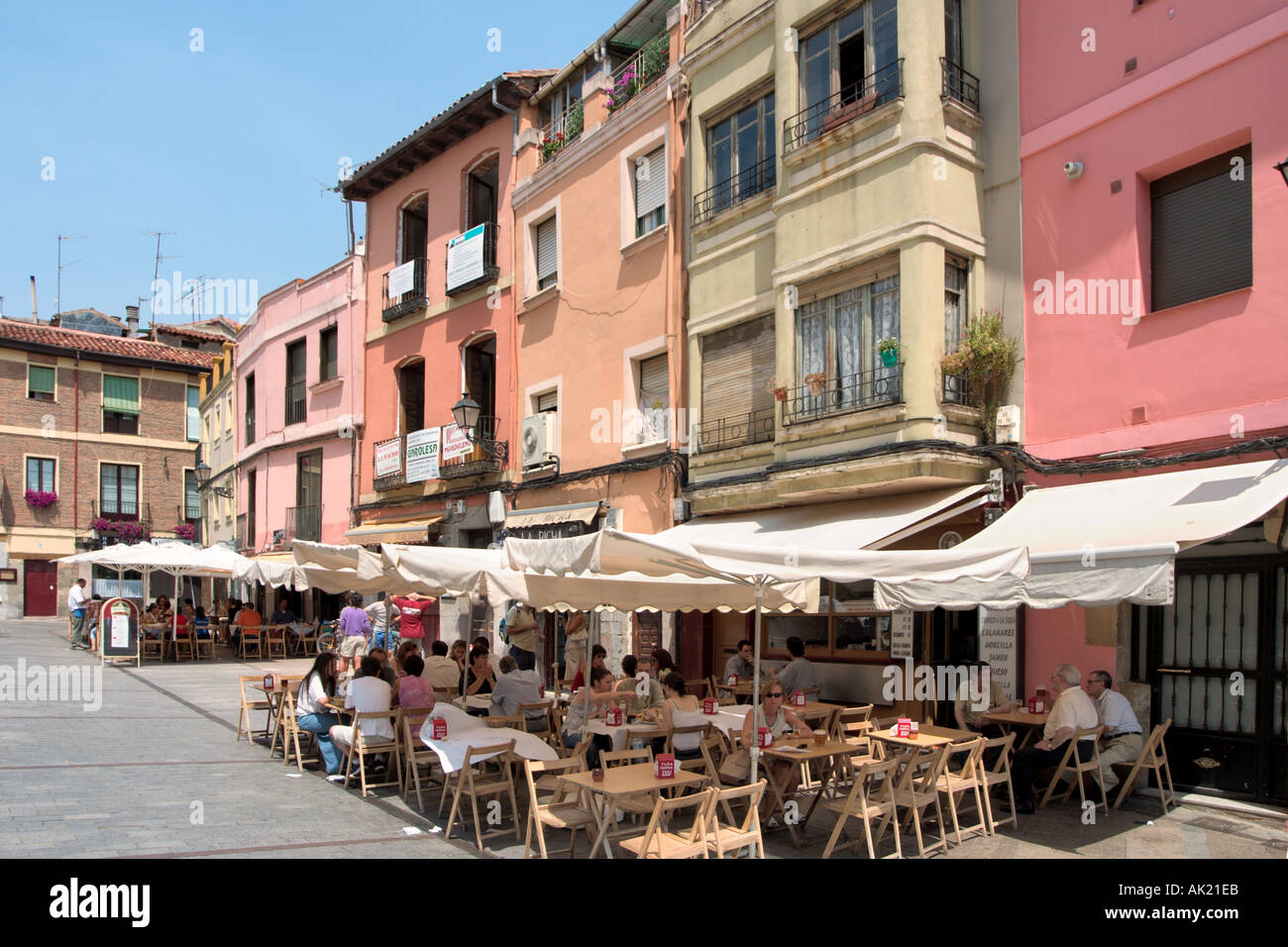Sidewalk cafe in the Barrio Humedo, Plaza de San Martin, Leon, Castilla y Leon, Spain Stock Photo