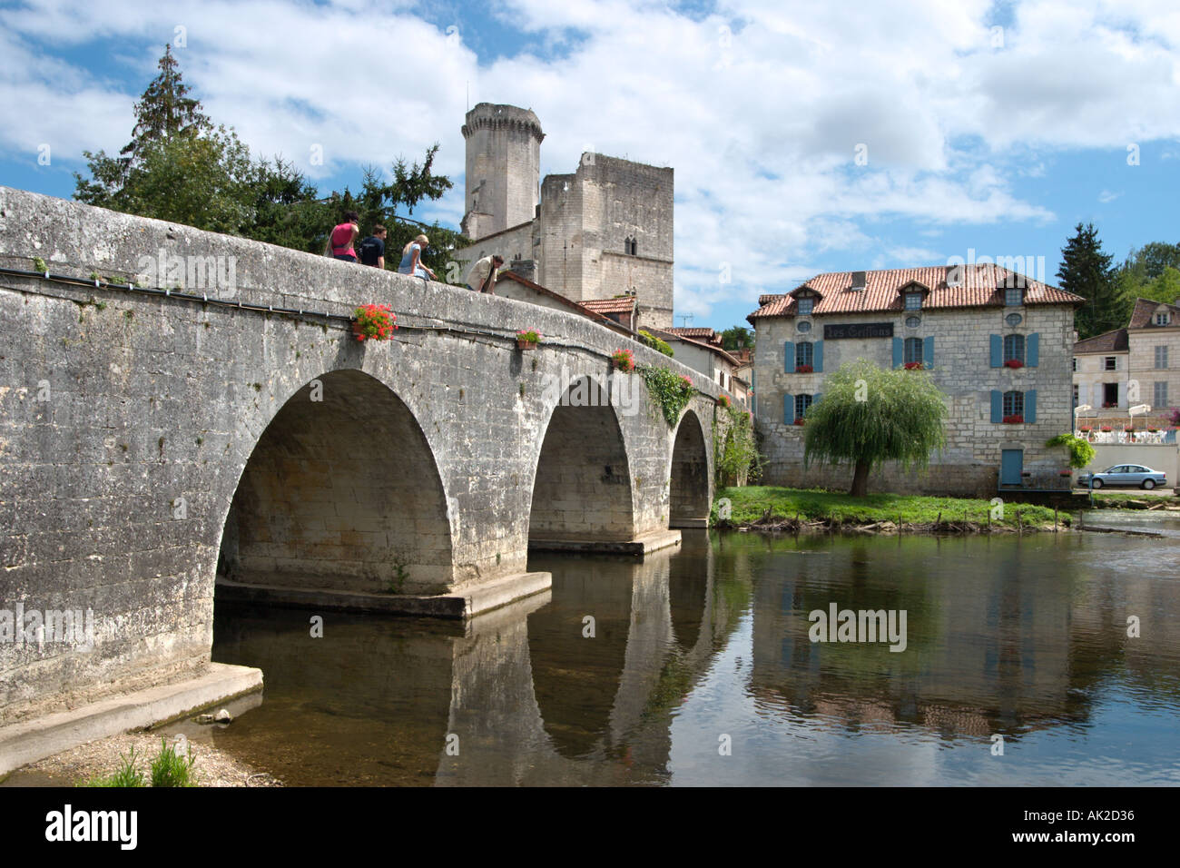 River Dronne and the Chateau, Bourdeilles, Perigord Blanc, Dordogne, France Stock Photo