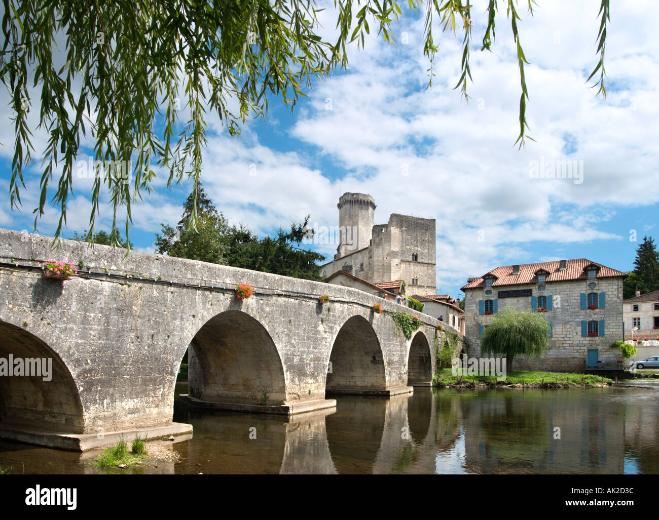 River Dronne and the Chateau, Bourdeilles, Perigord Blanc, Dordogne, France Stock Photo