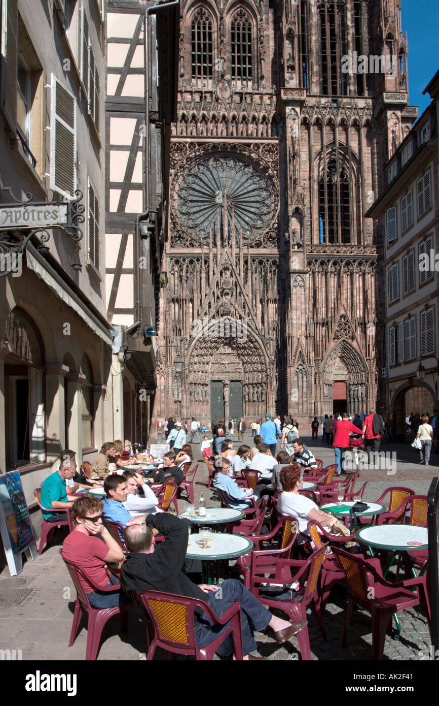 Sidewalk cafe in front of the Cathedrale de Notre Dame, Strasbourg, Alsace, France Stock Photo
