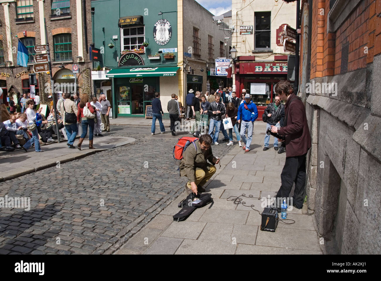 Ireland Dublin Temple Bar busker Stock Photo Alamy