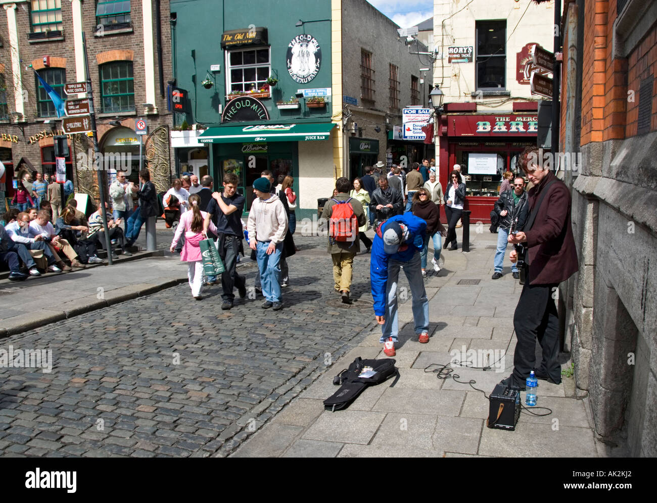 Ireland Dublin Temple Bar busker Stock Photo Alamy