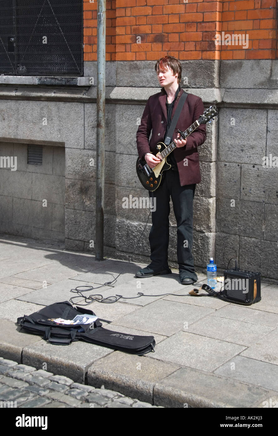 Ireland Dublin Temple Bar busker Stock Photo Alamy
