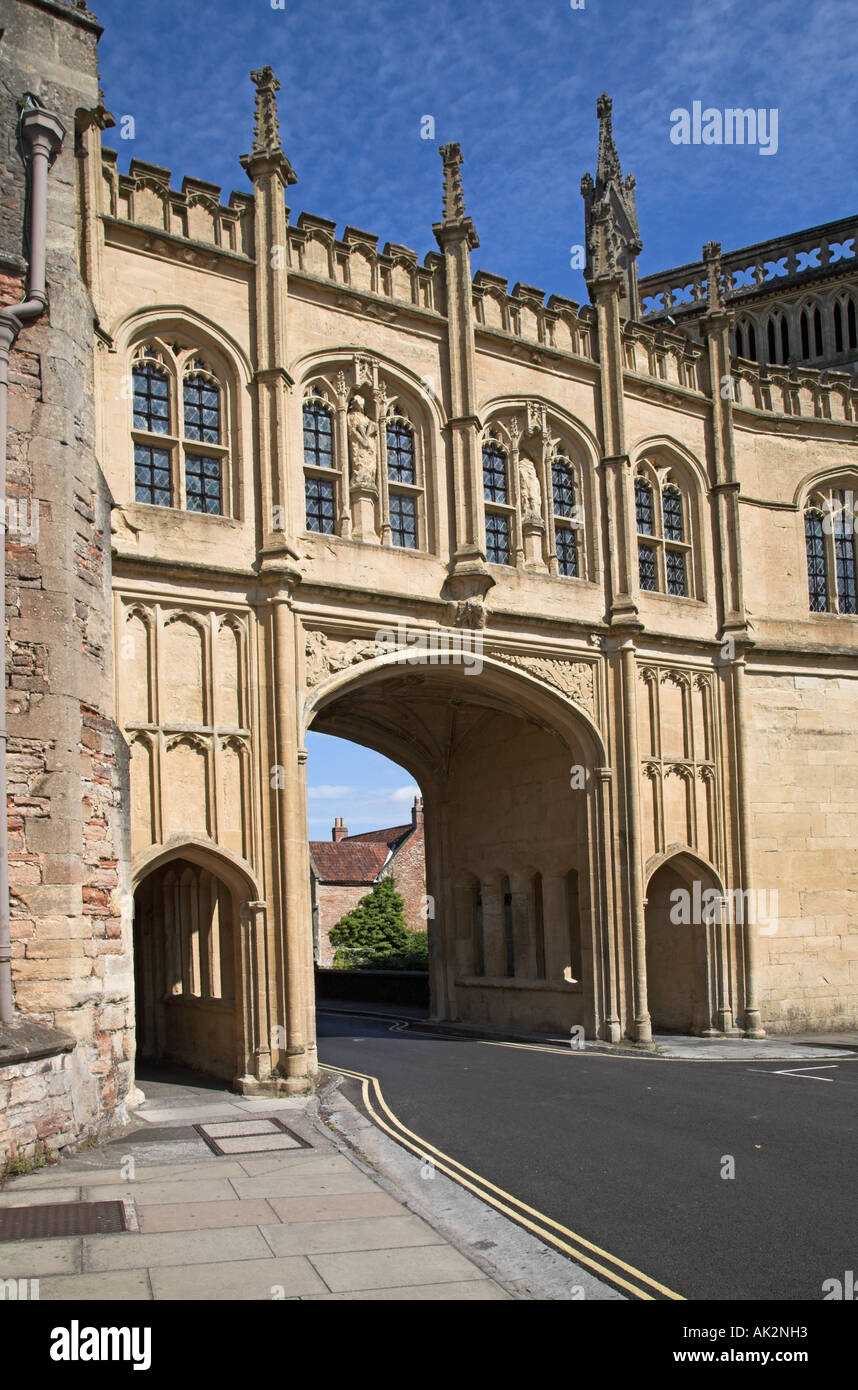 Archway and bridge linking Vicars' Close and the cathedral, Wells, Somerset, England Stock Photo