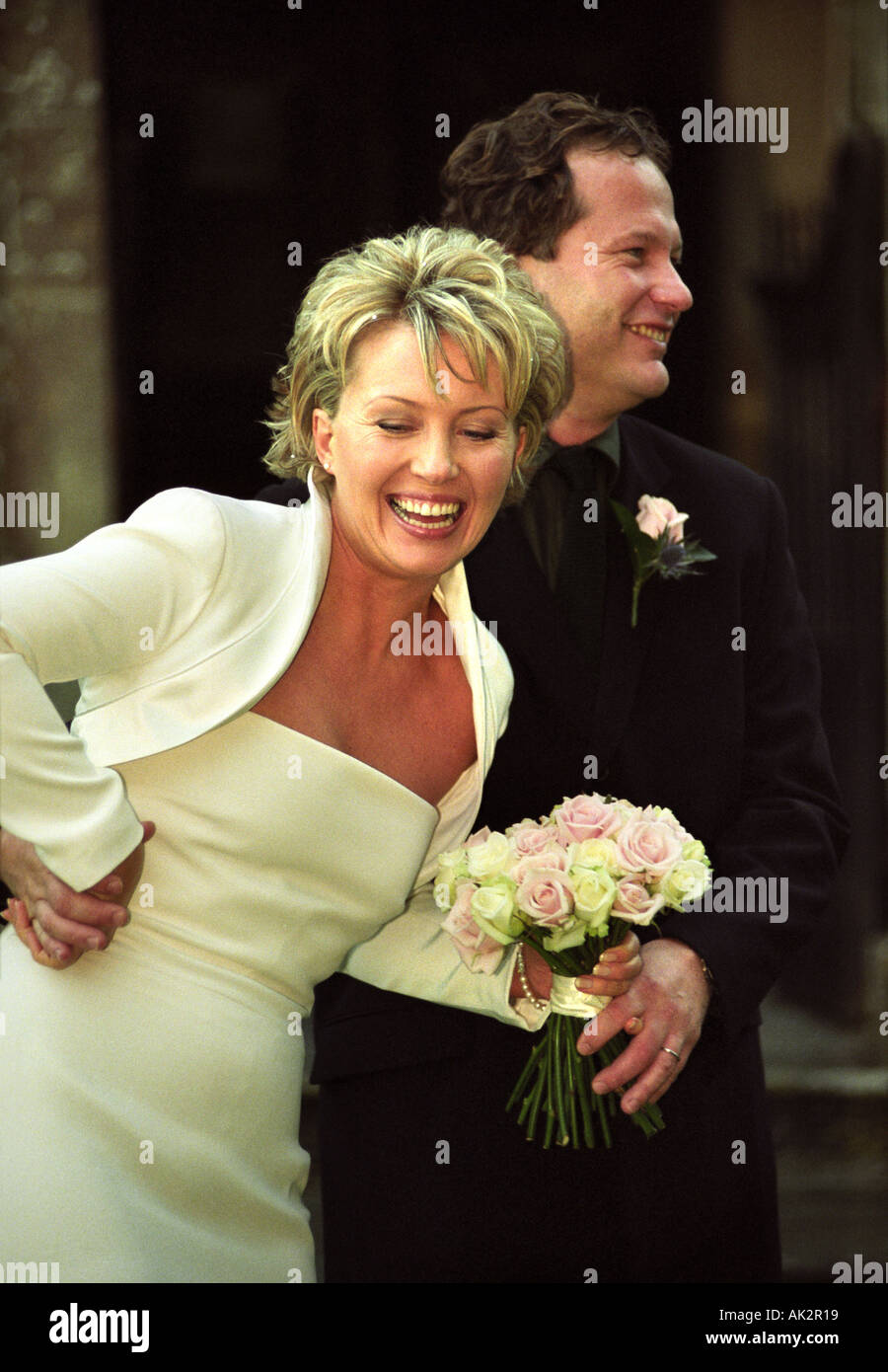NEWSREADER KIRSTY YOUNG WITH HER HUSBAND NICK JONES OUTSIDE THE CHAPEL AT BABINGTON HOUSE SOMERSET UK WHERE THEY MARRIED SEP 199 Stock Photo