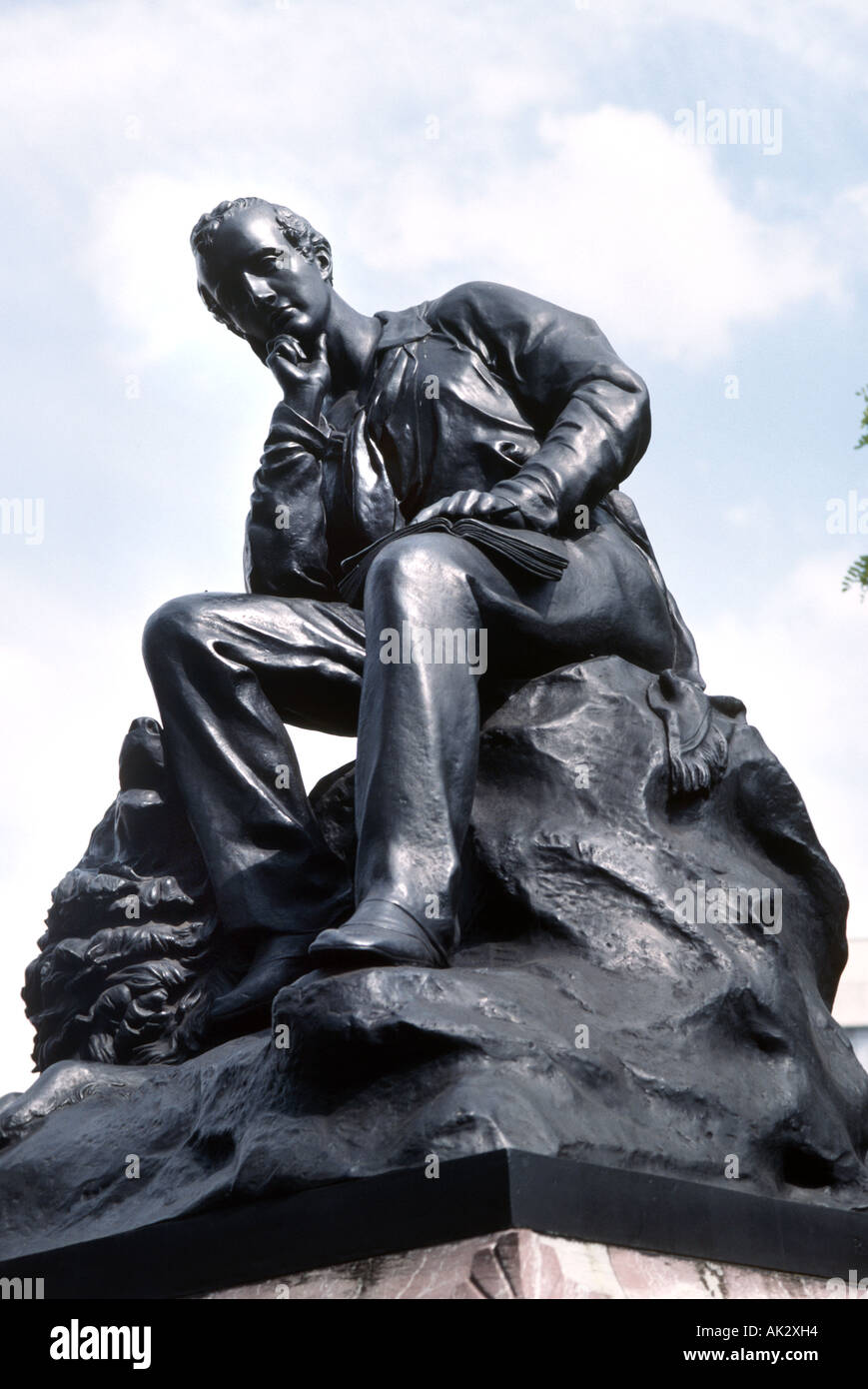 Native Byron Statue（black） Byron statue : London Remembers, Aiming to capture all memorials