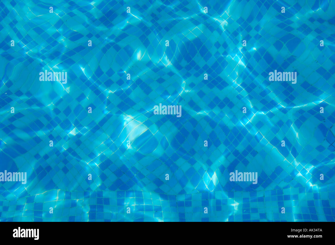 Patterns in the water in a swimming pool Stock Photo - Alamy
