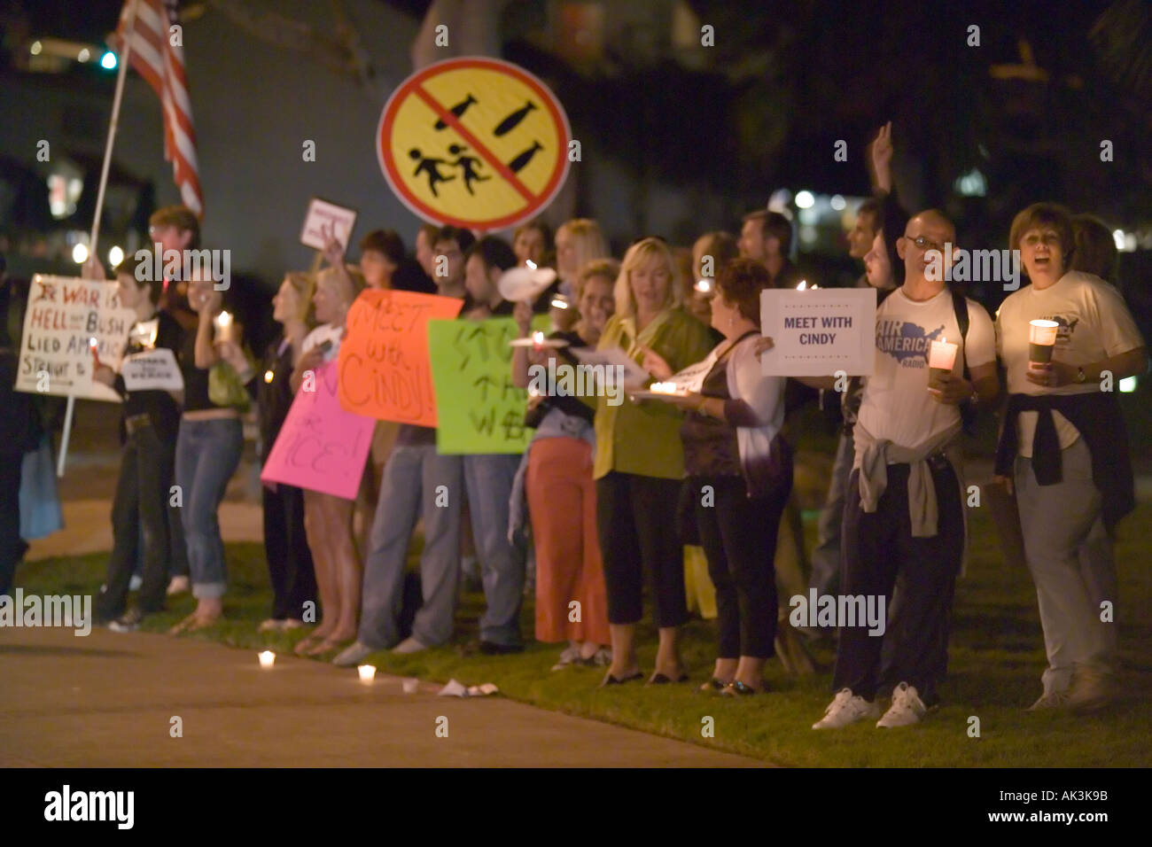 Opponents to the U S war in Irag gather in Laguna Beach California USA on August 17 2005 Stock Photo