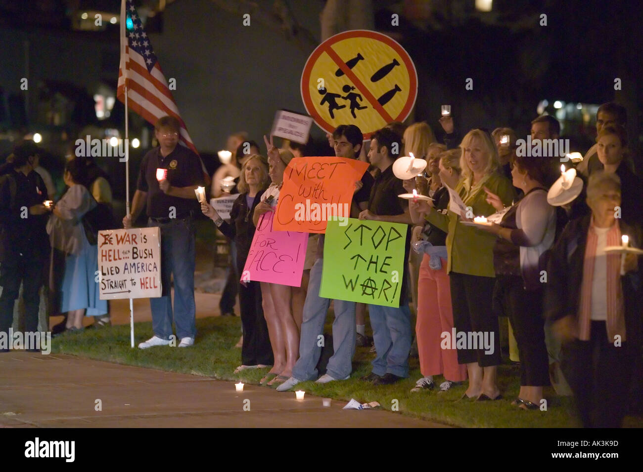 Opponents to the U S war in Irag gather in Laguna Beach California USA on August 17 2005 Stock Photo