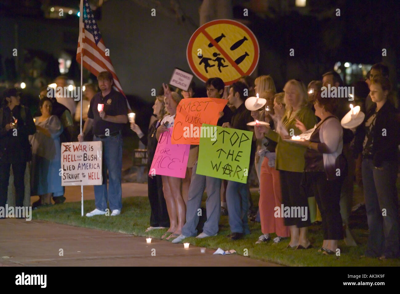 Opponents to the U S war in Irag gather in Laguna Beach California USA on August 17 2005 Stock Photo