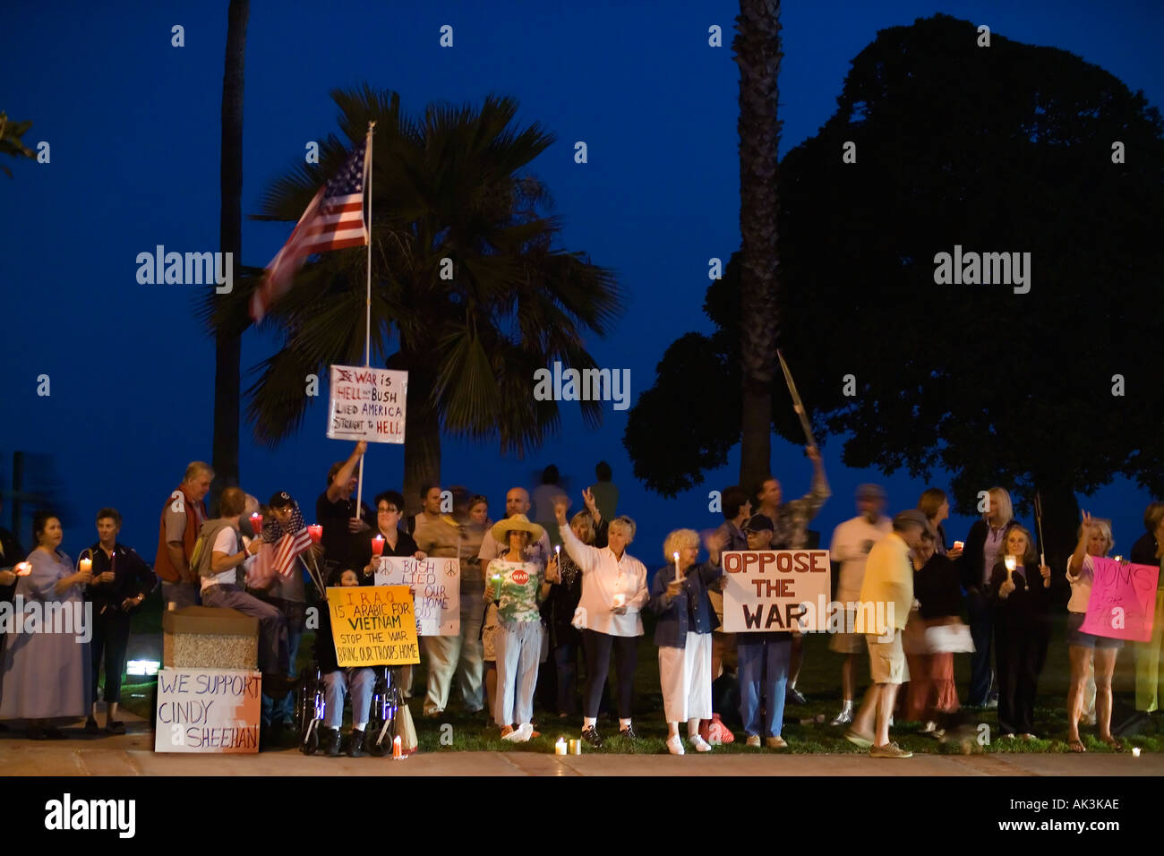 Opponents to the U S war in Irag gather in Laguna Beach California USA on August 17 2005 Stock Photo