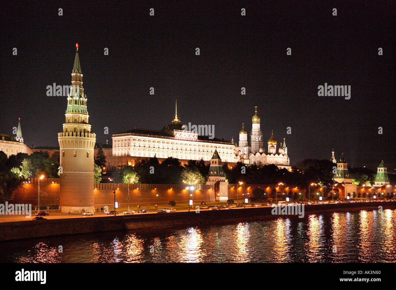 THE KREMLIN AND MOSCOW RIVER AT NIGHT FROM KAMENNY BRIDGE Stock Photo