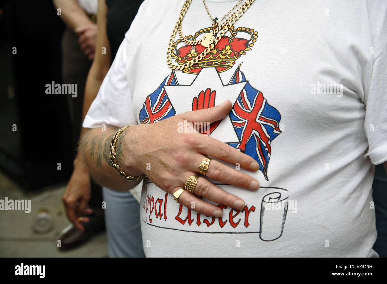 a man from the Orange Order wearing a t-shirt professing loyalty to Ulster Stock Photo