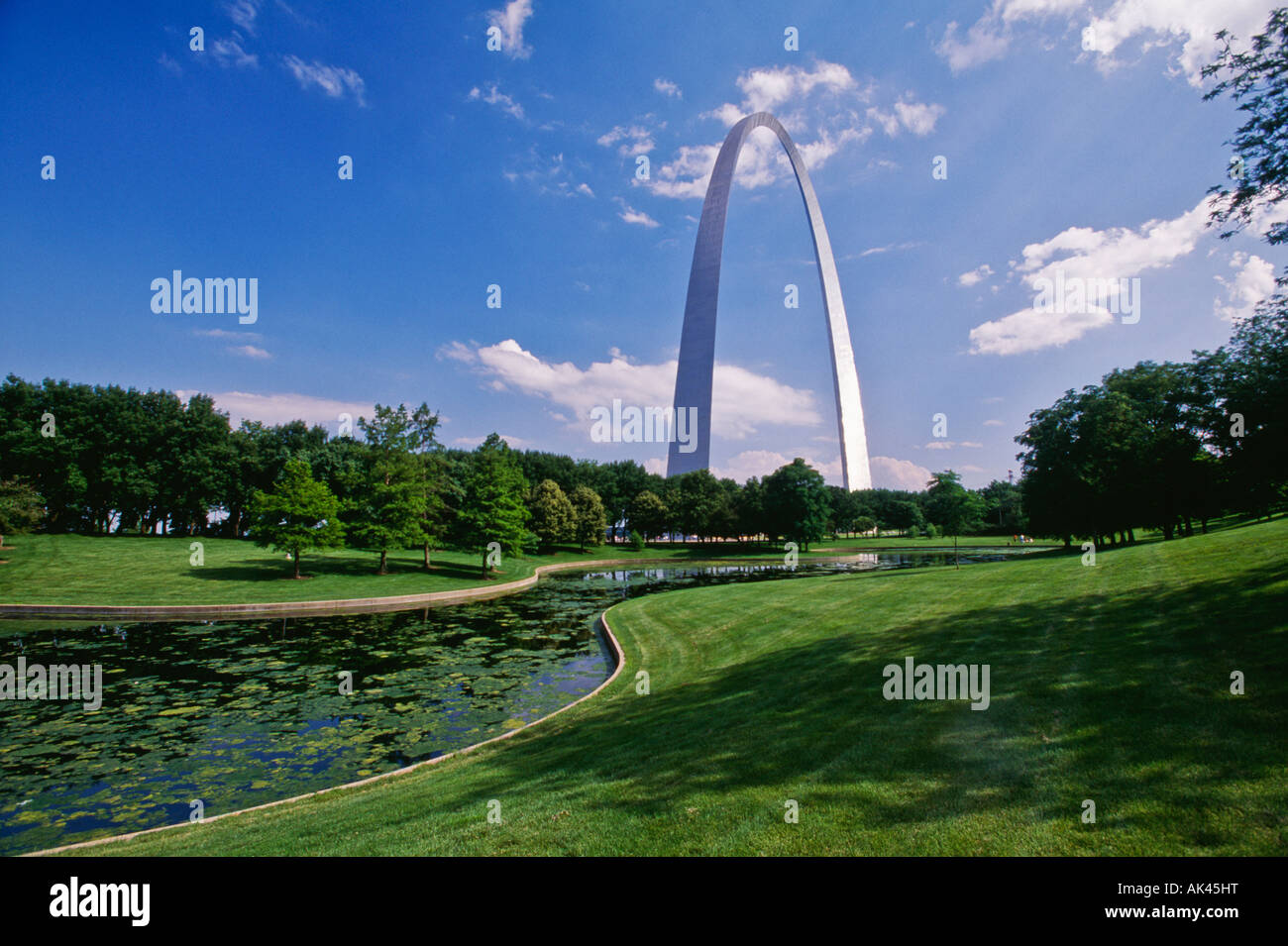 Landscape view of Gateway arch in Jefferson National Expansion Memorial 