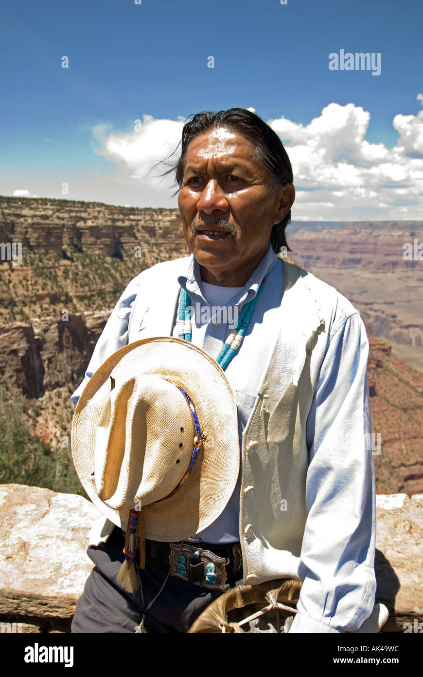 ARIZONA GRAND CANYON NATIONAL PARK SOUTH RIM Navajo James Peshlakai Navajo telling tribal story to park visitors Stock Photo