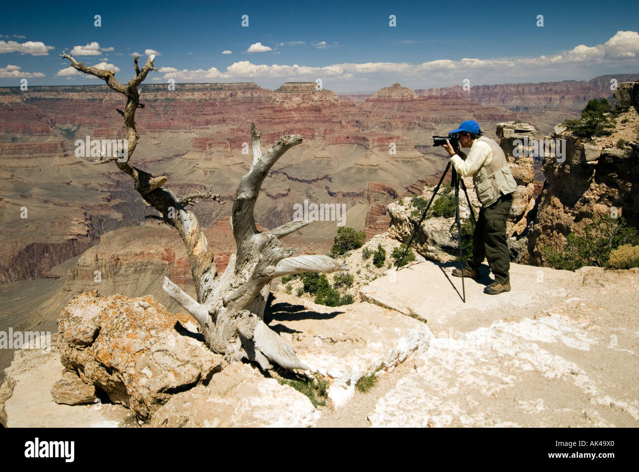ARIZONA GRAND CANYON NATONANL PARK SOUTH RIM Photographer with camera on tri pod photographing canyon rim Stock Photo