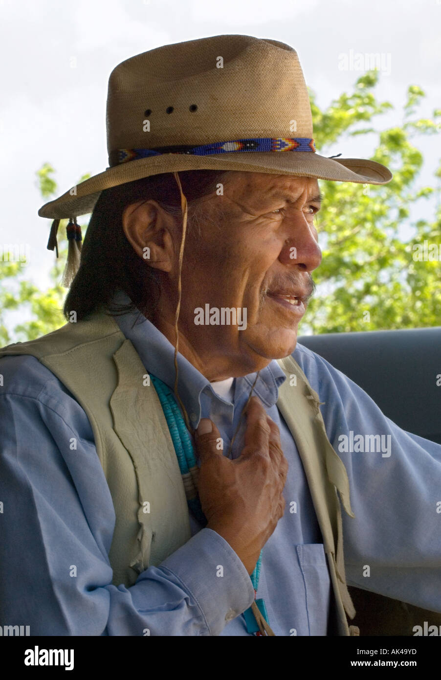 ARIZONA GRAND CANYON SOUTH RIM JAMES PESHLAKAI NAVAJO NATIVE AMERICAN TELLING Tribal STORY TO TOURISTS Stock Photo