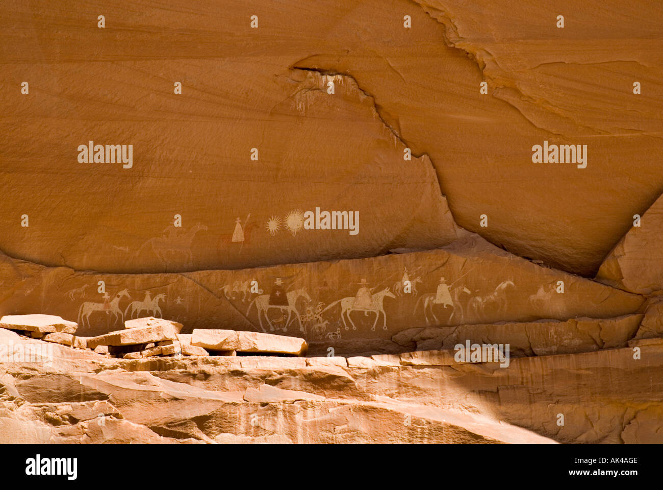 ARIZONA CANYON de CHELLY NATIONAL MONUMENT ANAZAZI PICTOGRAHS OF RIDERS ON HORSEBACK Stock Photo