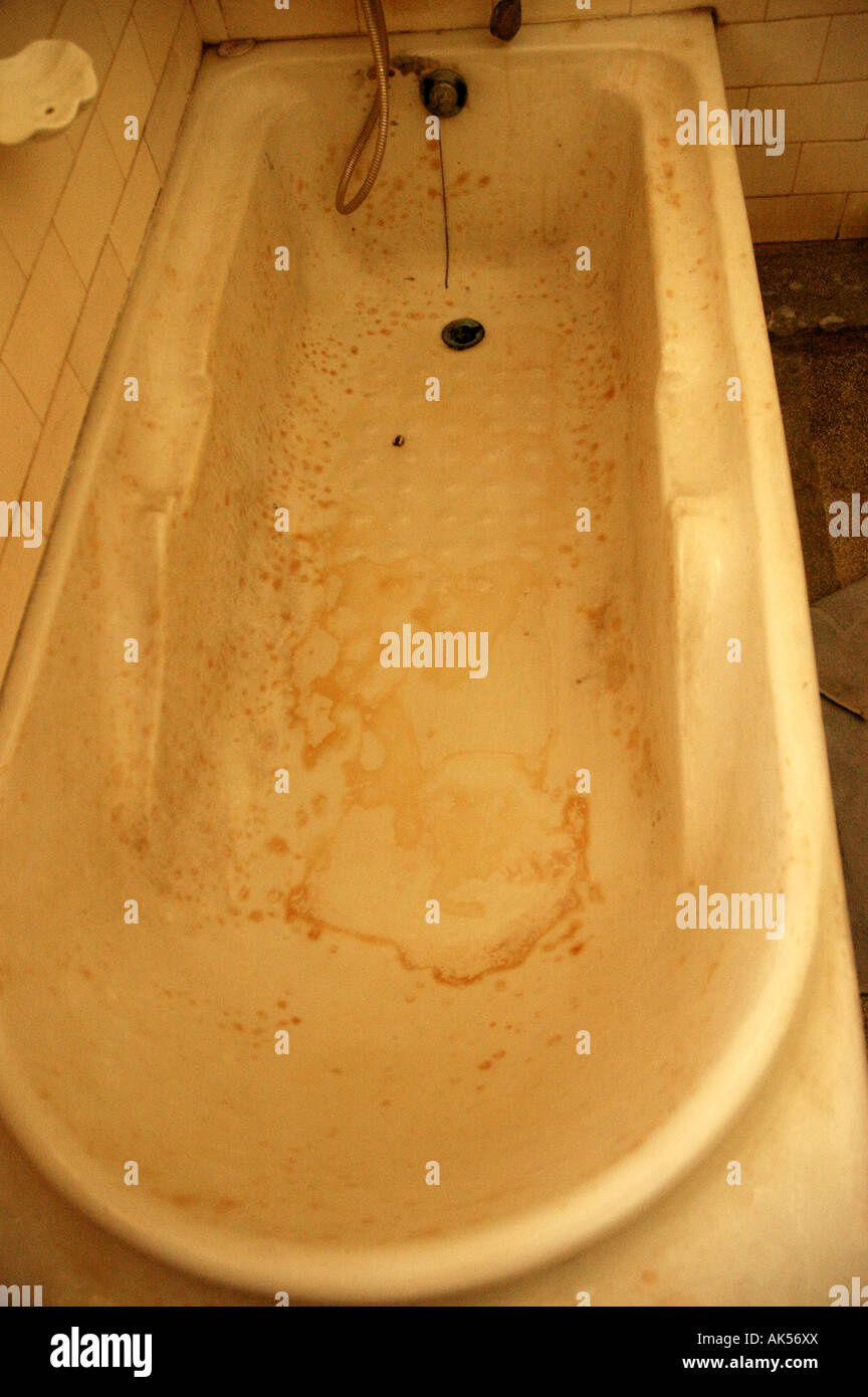 dirty-bath-tub-in-indian-hotel-AK56XX.jpg
