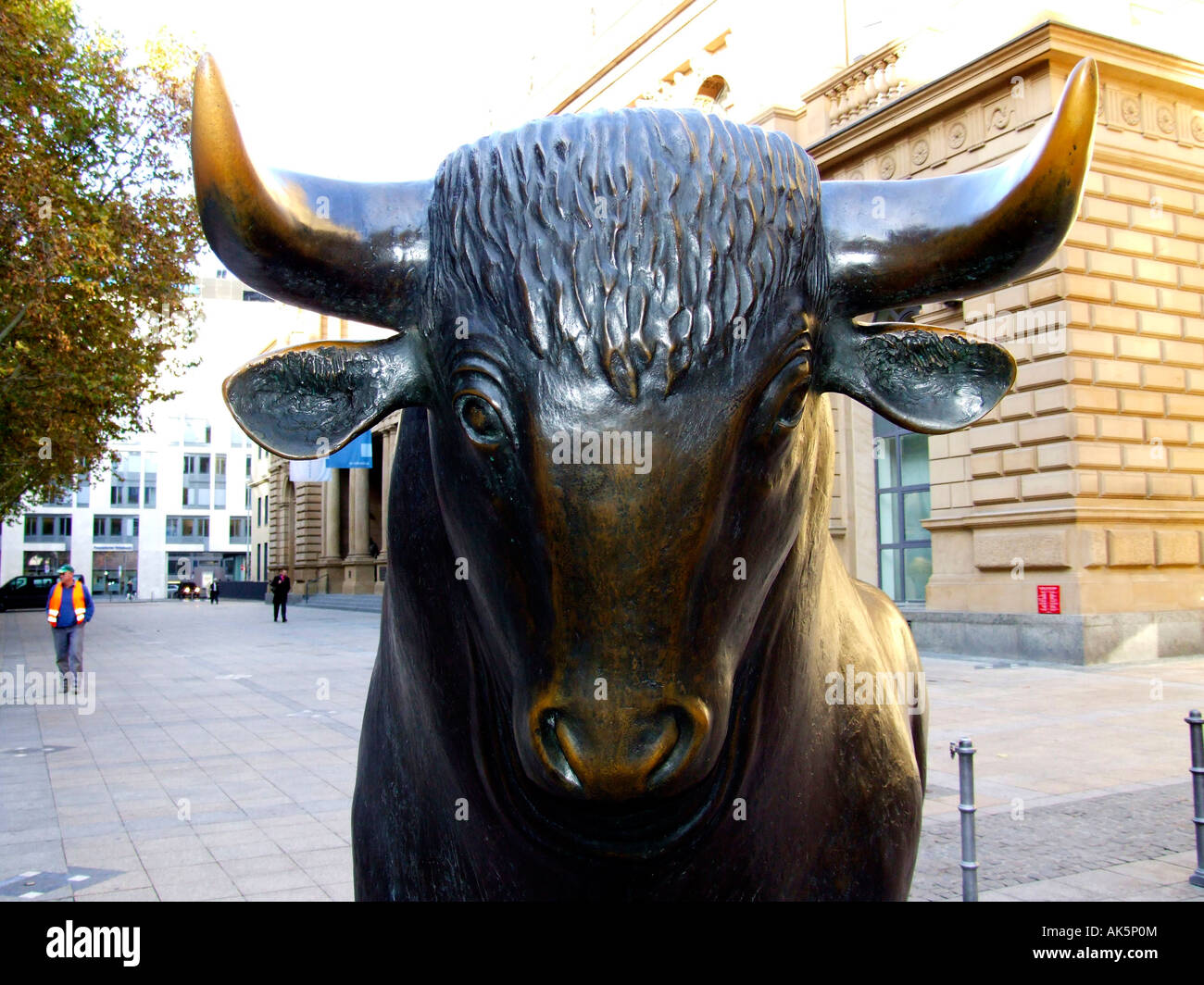 Statue of a bull hi-res stock photography and images - Alamy