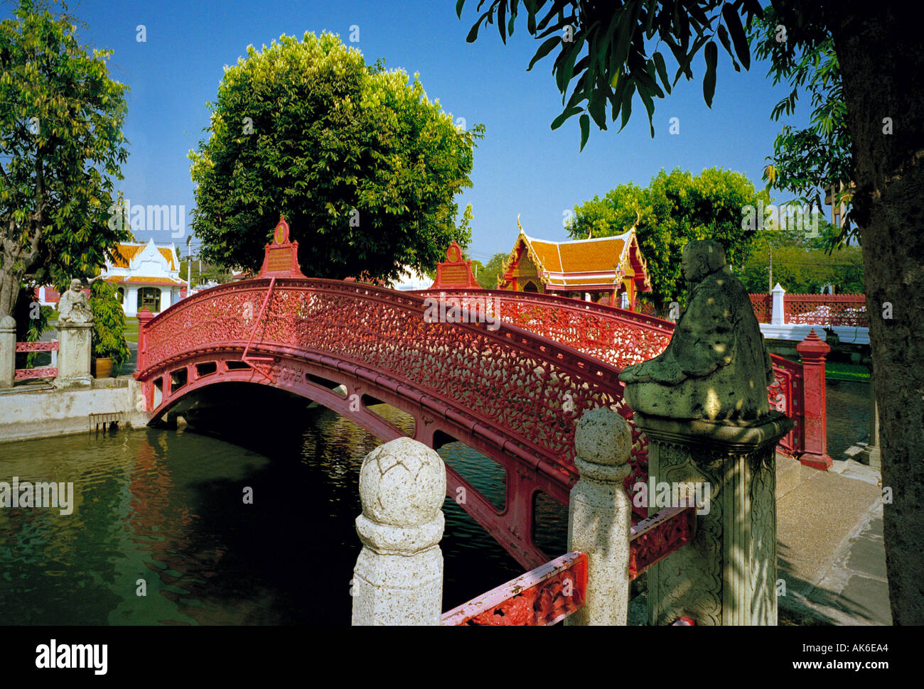 Wat Benchamabophit, Bangkok, Thailand - A bridge curves gracefully over a khlong (canal) Stock Photo