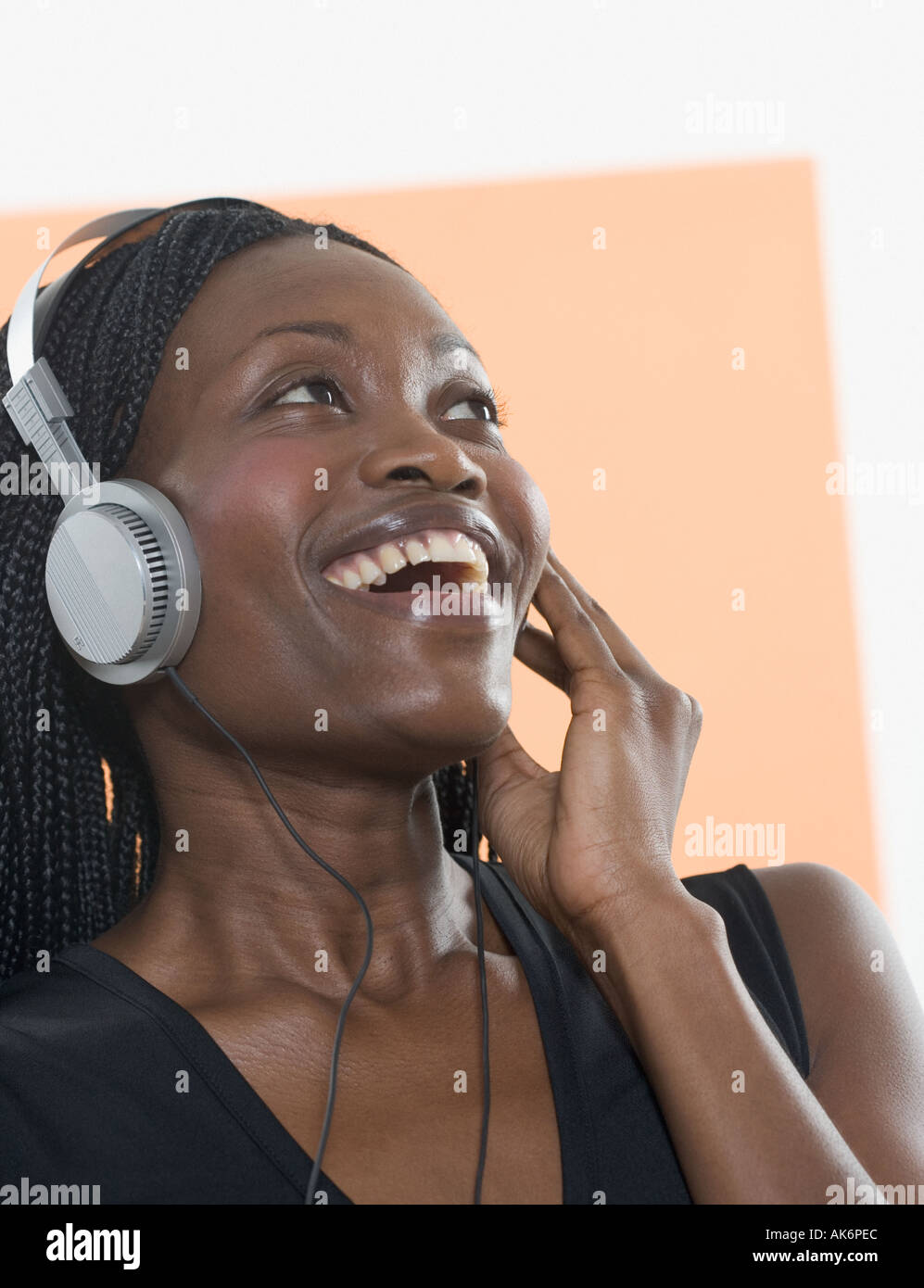 Black woman female listening hi-res stock photography and images - Alamy