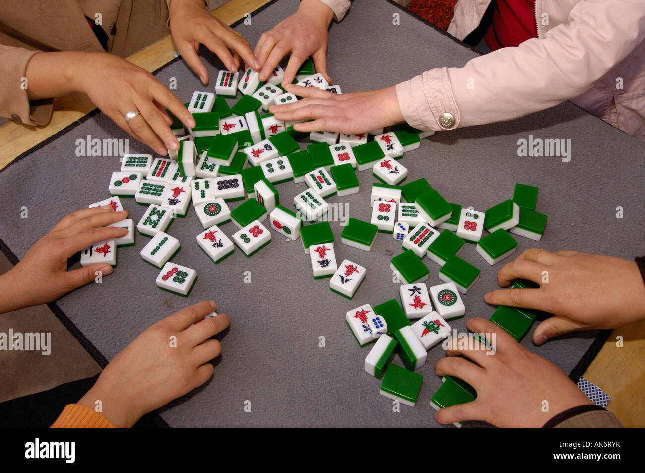 Làm thế nào để thưởng thức Mahjong như thật? Với những bộ gạch đá sáng bóng và tinh tế, bạn sẽ có cơ hội thực sự yêu thích trò chơi hấp dẫn này. Hãy cùng xem hình ảnh và khám phá tuyệt đẹp những chi tiết trên bàn cờ Mahjong đầy mê hoặc!