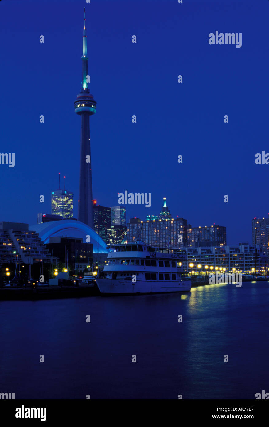 Cn tower skyline toronto hi-res stock photography and images - Alamy