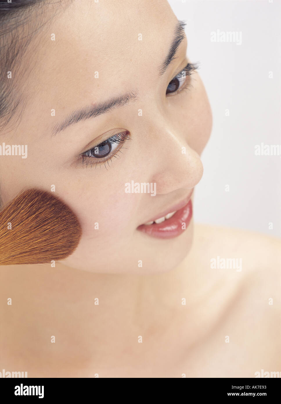 Asian woman applying up brushes hi-res stock photography and images - Alamy