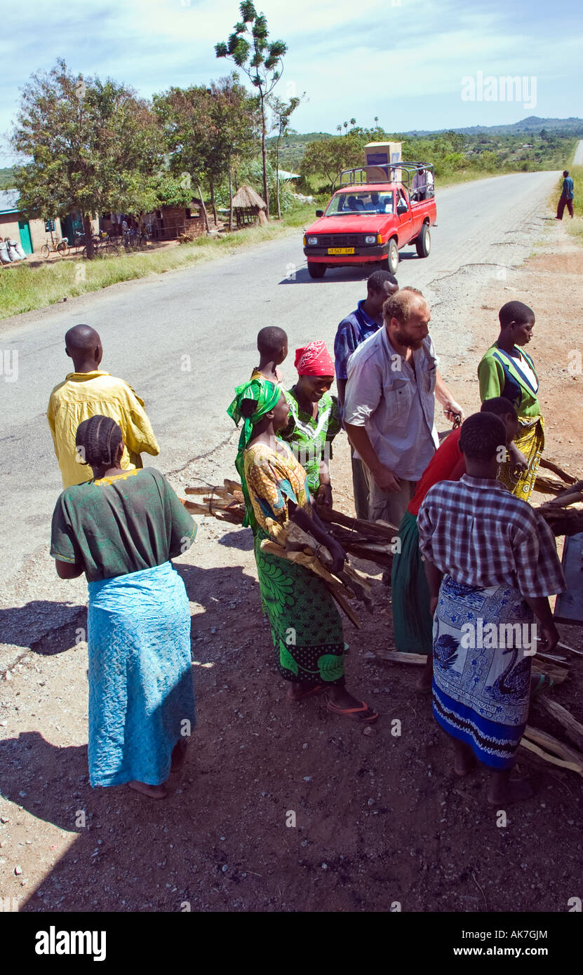 Trading for wood from sellers near Kericho, Kenya 2007 Stock Photo