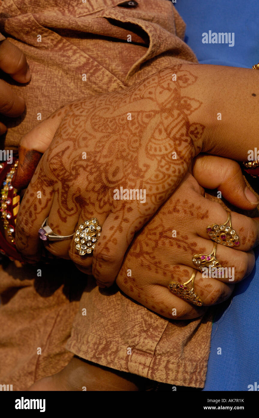 Rajasthani wedding guest with henna painted hands. Pushkar, Rajasthan