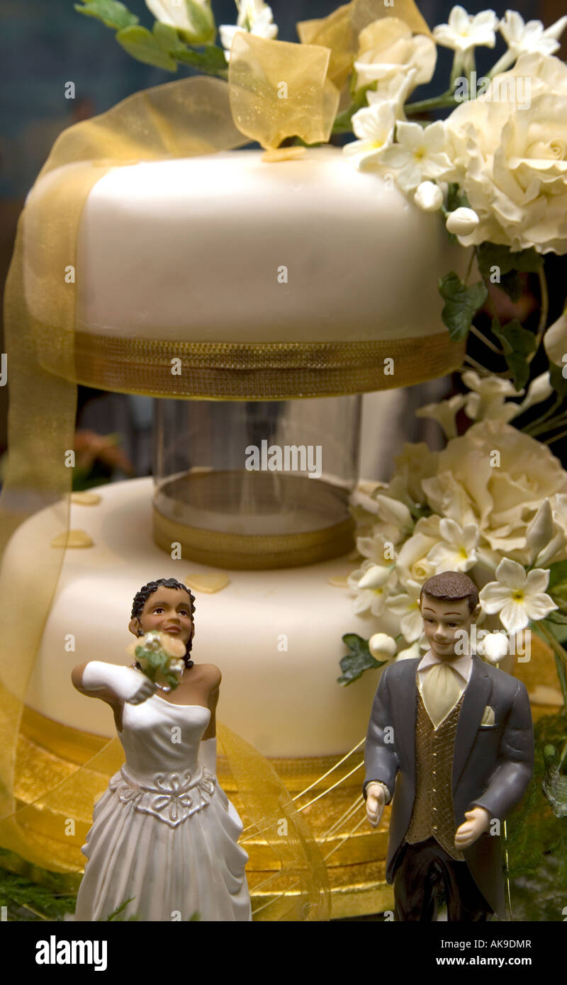 Black couple wedding cake hi-res stock photography and images - Alamy