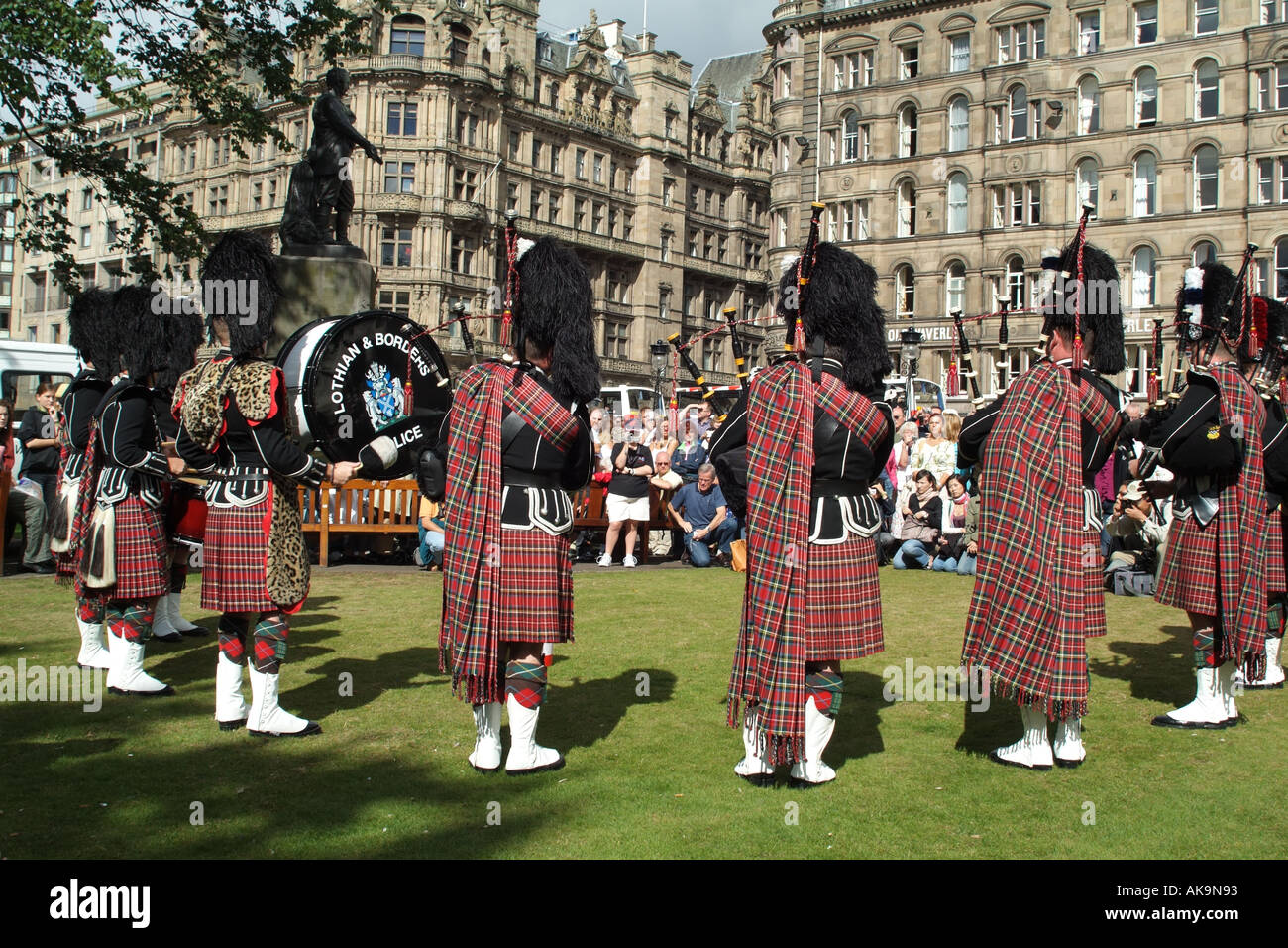 Pipe and drums edinburgh hires stock photography and images Alamy