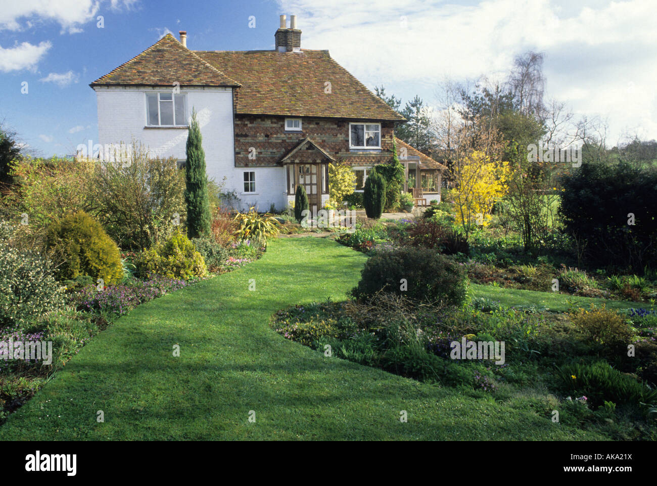 Church Hill Cottage Kent large sweeping lawns in spring Stock Photo