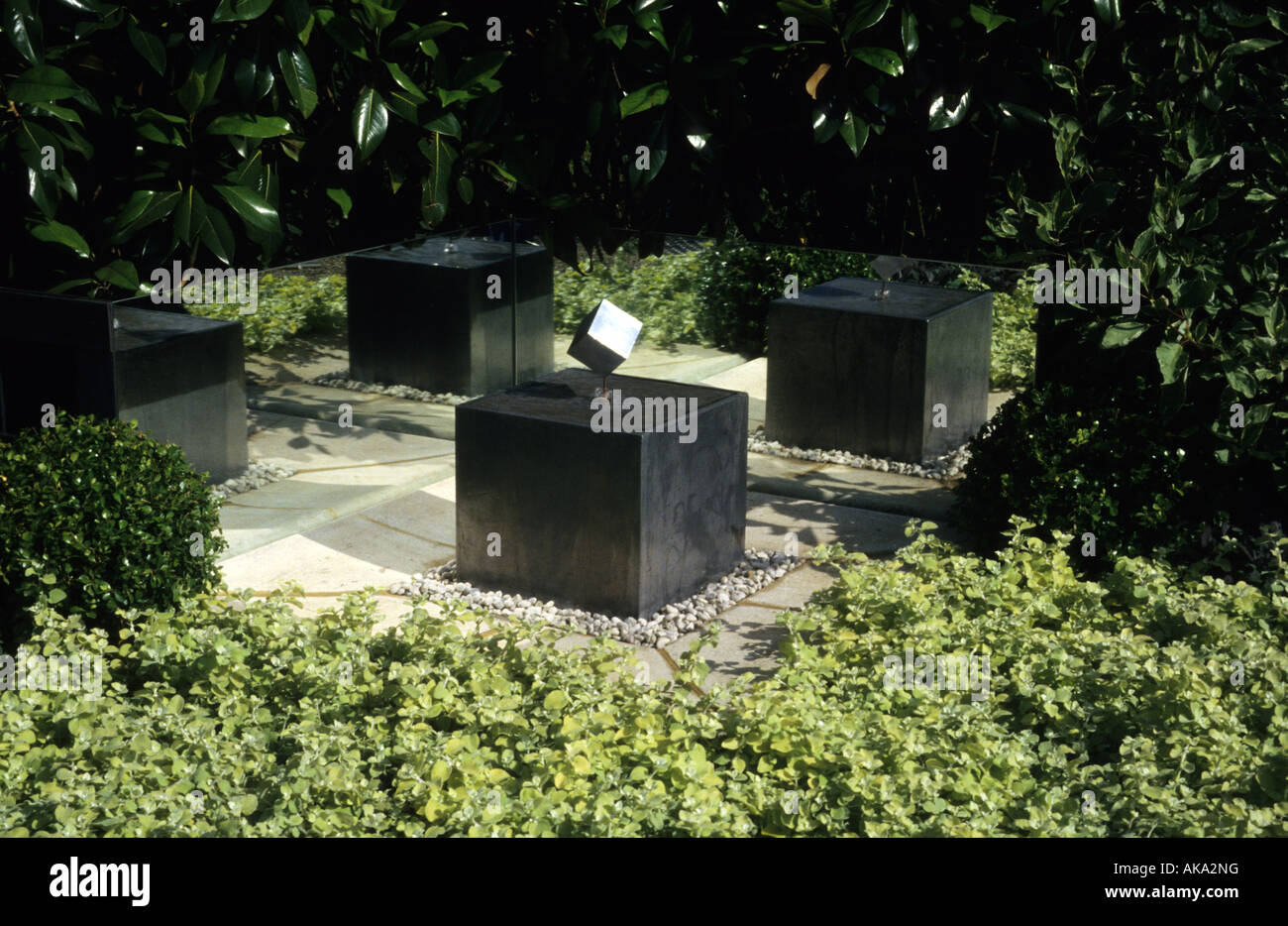 trompe l'oeil garden sculpture by Barbara Hunt steel cube and mirrors Stock Photo Alamy