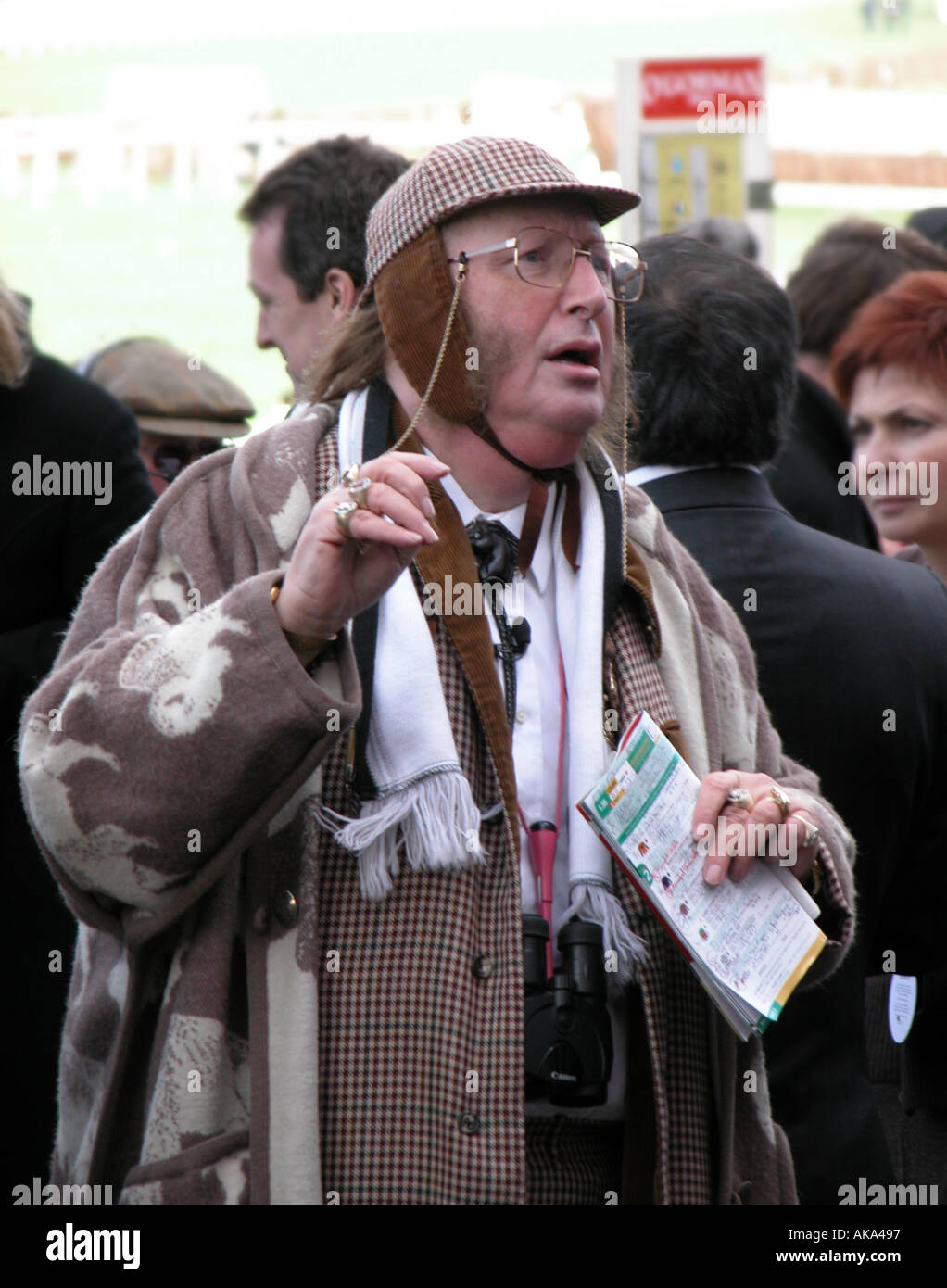 John McCririck gesticulating at Sandown park in 2004 Stock Photo