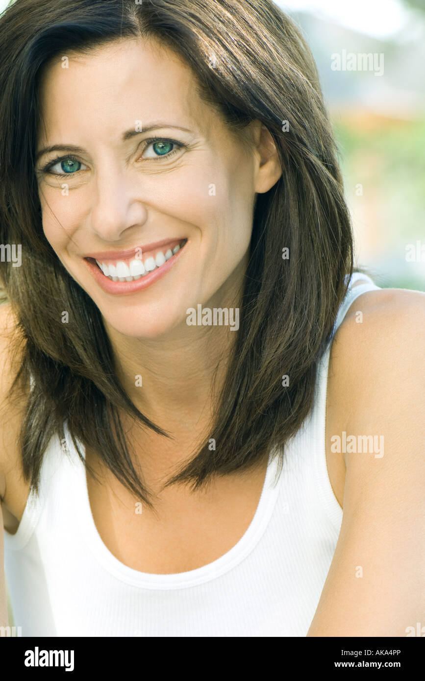 Woman smiling at camera, portrait Stock Photo - Alamy