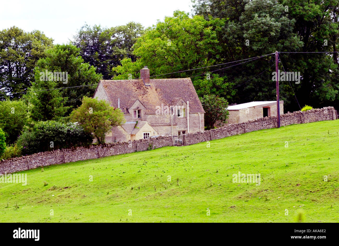 Pretty cottage with fence hi-res stock photography and images - Alamy