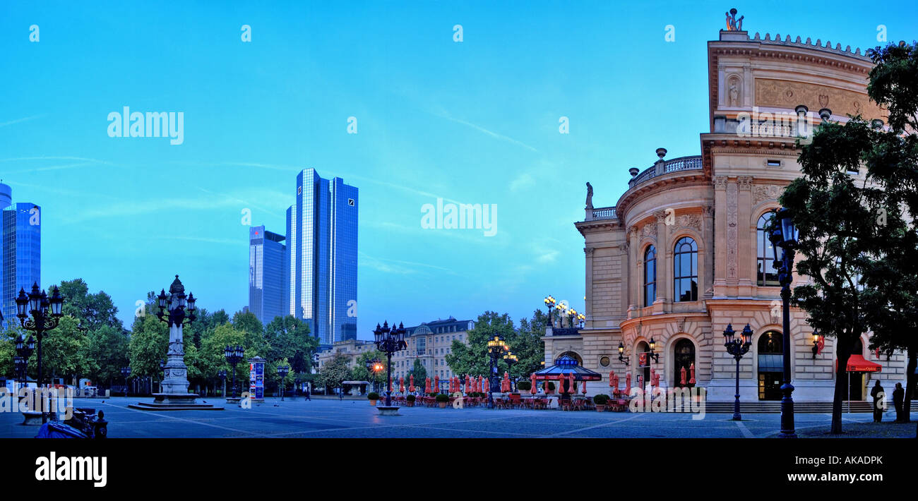 Der Frankfurter Opernplatz früh morgens, mesnchenleer. Kontrast moderner zu historischer Architektur, Cyan-Himmel, Panorama Stock Photo