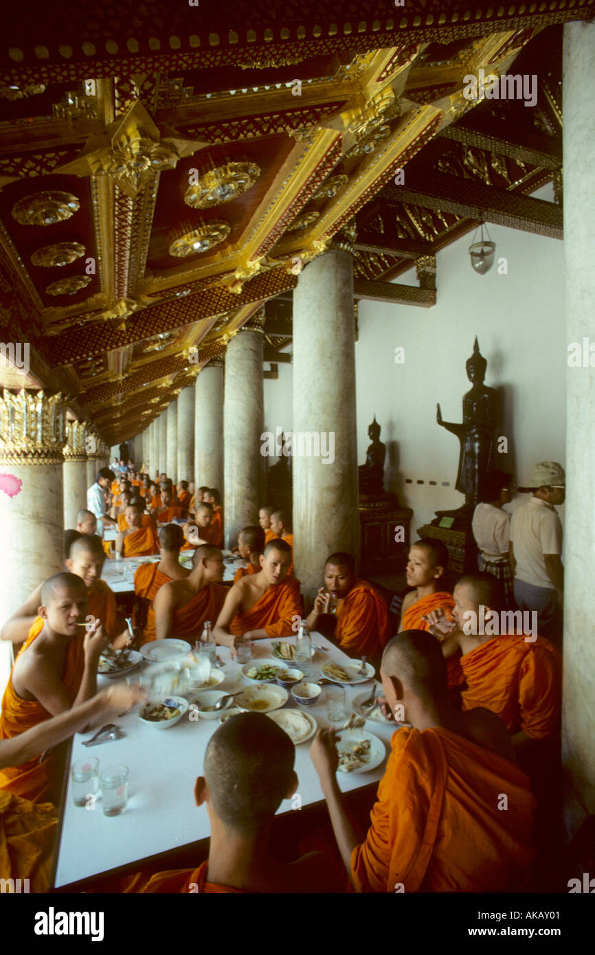 Thailand Bangkok Marble Temple monks eating Stock Photo - Alamy