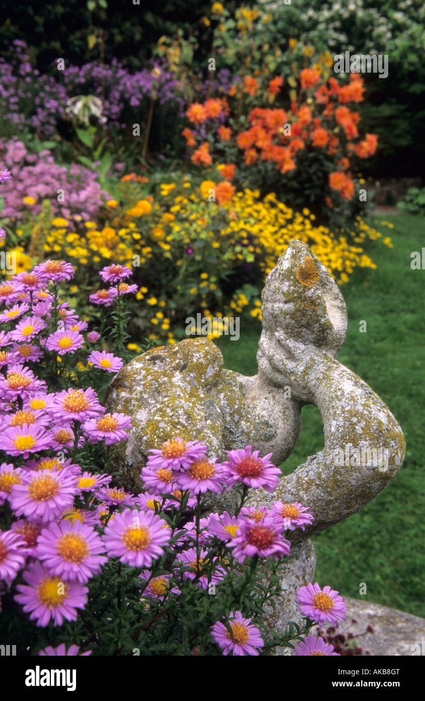 Maison Rose Giverny France contrasting colourful autumn flower combinations figurative statue Dahlia Helianthemum Aster October Stock Photo