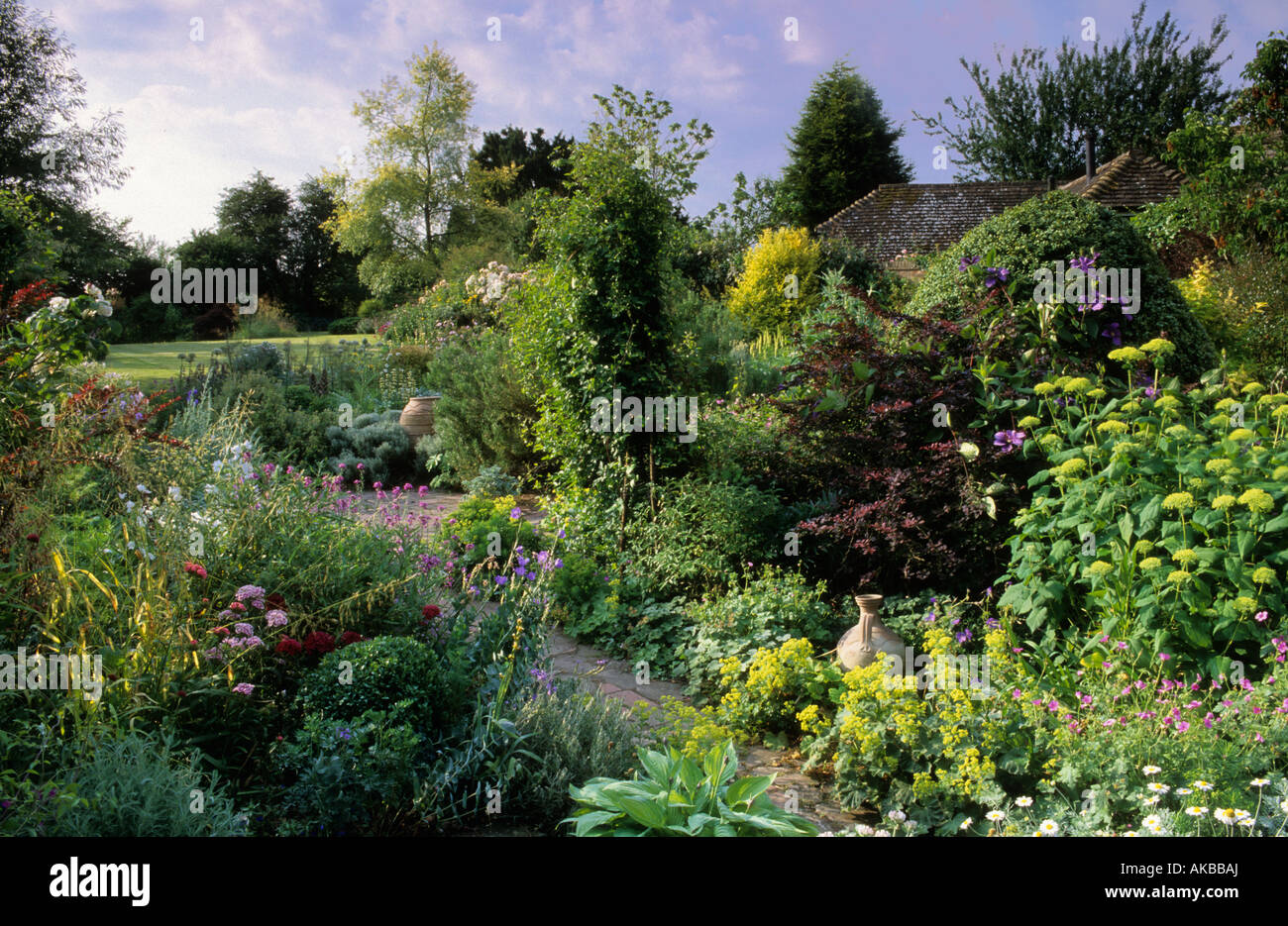 Country garden borders hi-res stock photography and images - Alamy