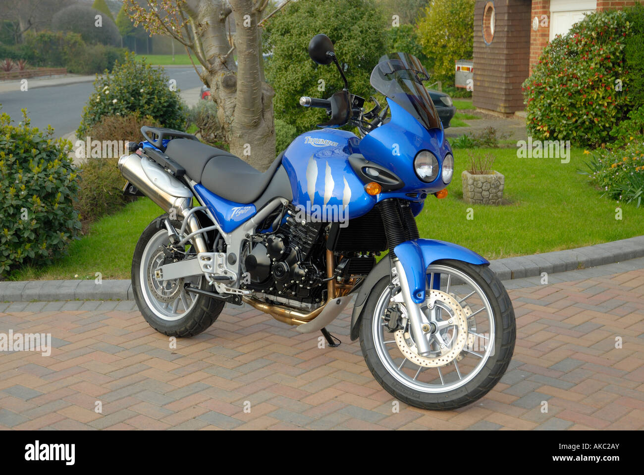Triumph tiger 955i hi-res stock photography and images - Alamy