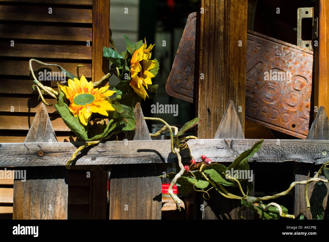Wooden fence with flowers hi-res stock photography and images - Alamy
