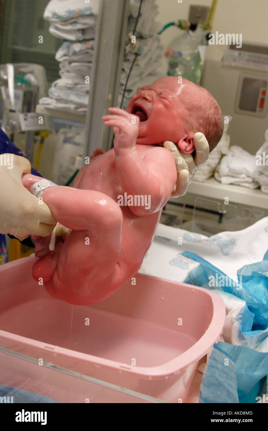 when to first bathe newborn