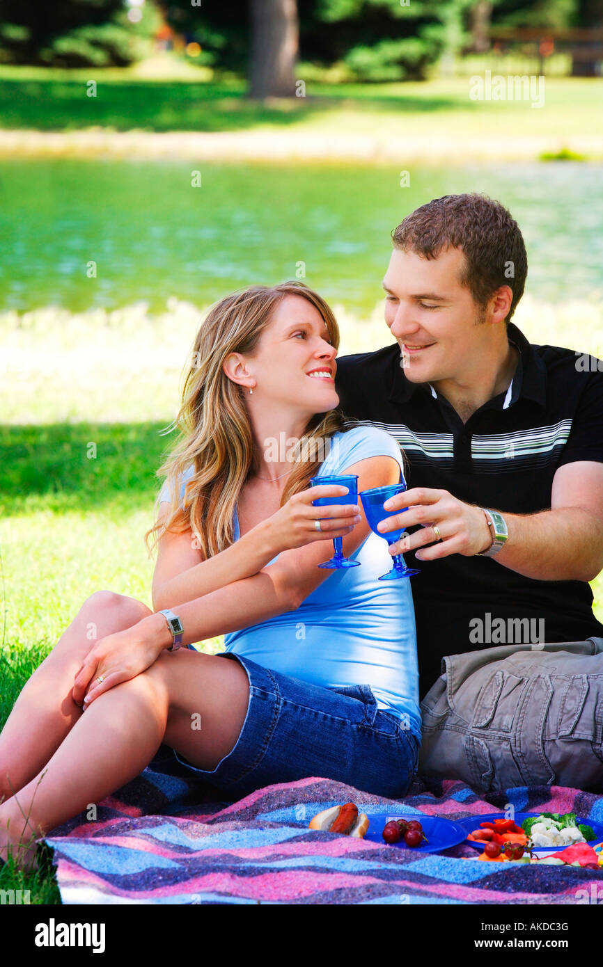 Couple having picnic hi-res stock photography and images - Alamy